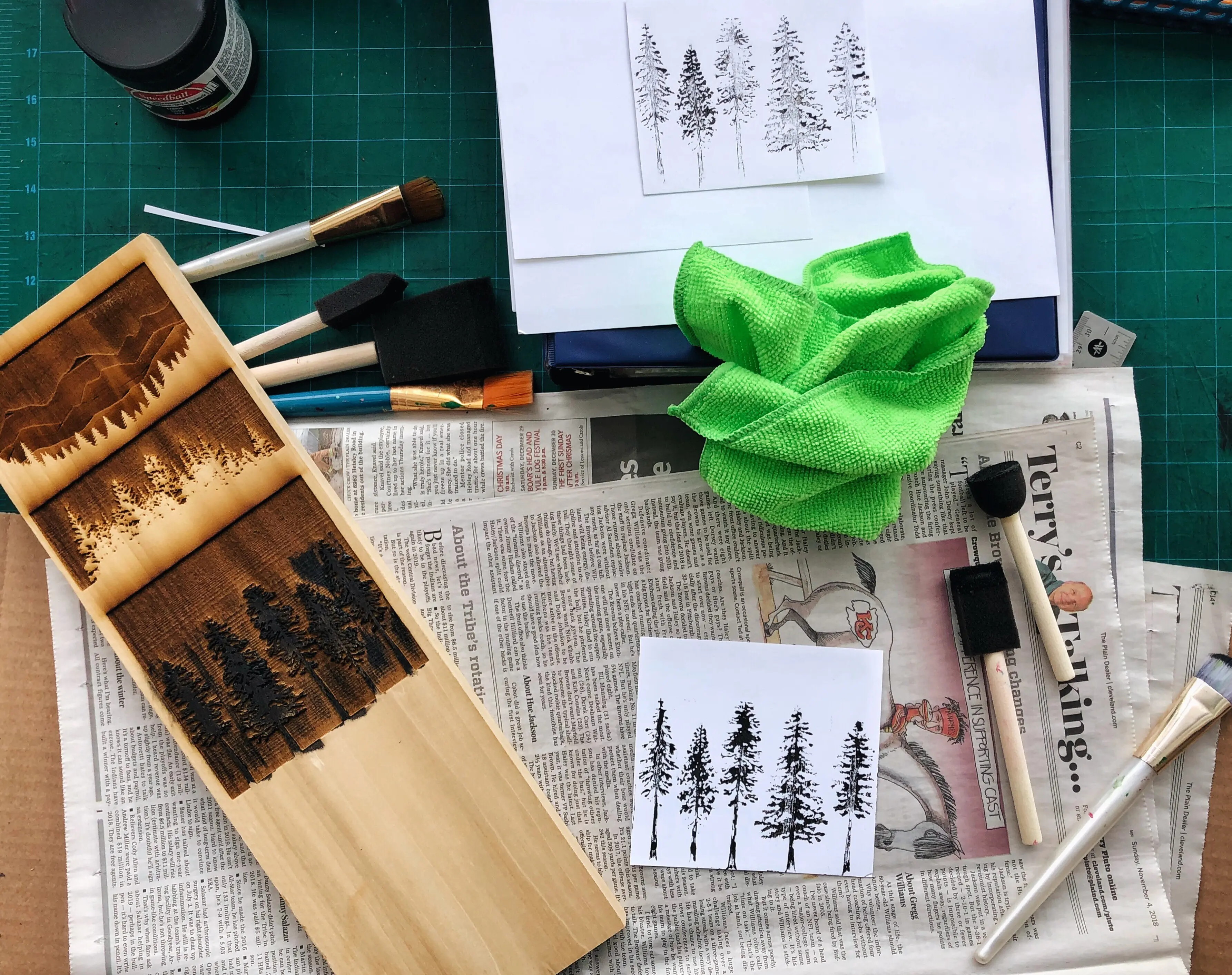 Direkt-von-oben-Aufnahme von Kunst- und Bastelbedarf